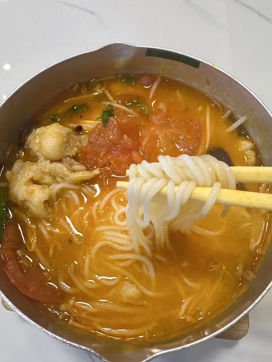 Rice noodle with Boiled fish and tomato soup / 番茄鱼柳米线/面